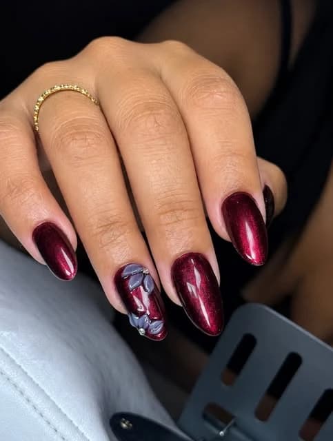 Esmaltação e detalhes de manicure do portfólio de Amanda Camargo