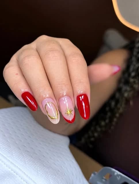 Detalhes do acabamento das unhas em um trabalho real de Amanda Camargo