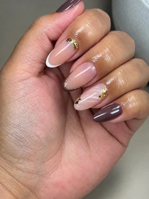 Unhas nude e marrom com francesinha e detalhes dourados