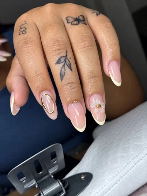 Francesinha delicada em unhas rosadas com flor e contorno dourado