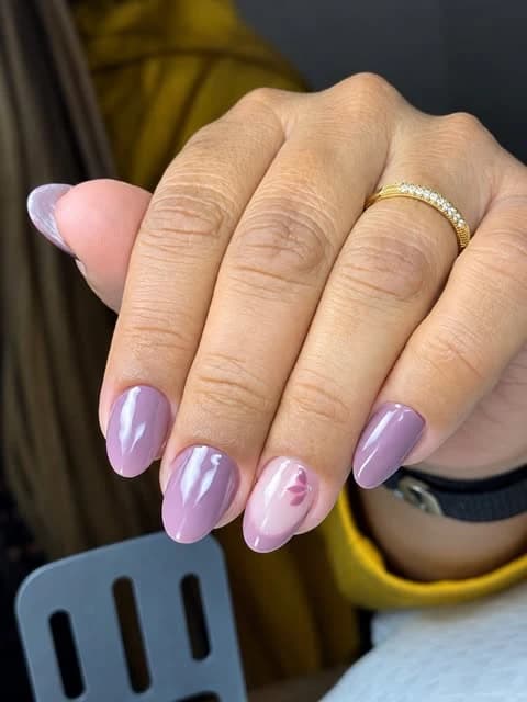Unhas em tons lilás e rosa com detalhe de flor