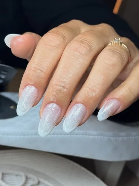 Unhas amendoadas com esmaltação clara e efeito perolado